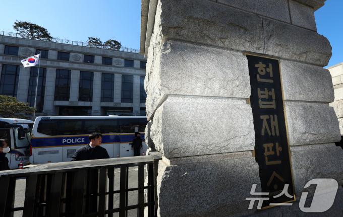헌법재판소가 3일 최상목 대통령 권한대행 부총리 겸 기획재정부 장관이 마은혁 재판관 후보자를 임명하지 않는 것이 위헌인지에 관한 권한쟁의·헌법소원 심판의 선고를 연기했다. 헌법재판소는 우원식 국회의장이 낸 권한쟁의심판의 변론을 재개해 오는 10일 오후 2시에 변론을 열겠다고 3일 오전 11시 57분께 공지했다. 사진은 이날 헌법재판소 모습. 2025.2.3/뉴스1 ⓒ News1 김명섭 기자