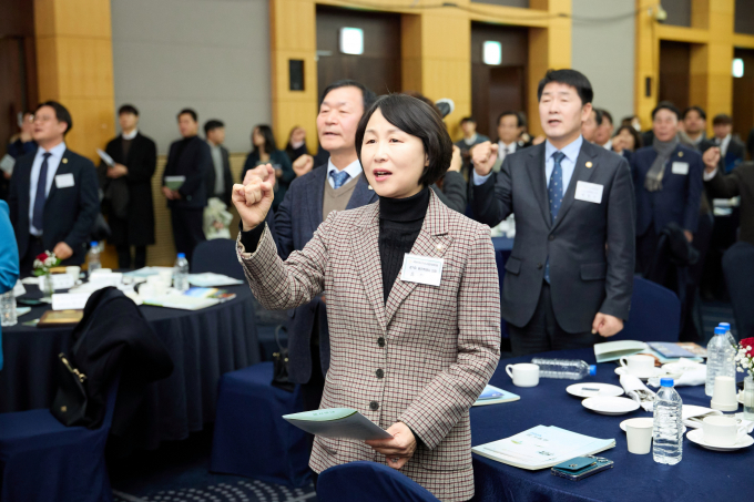 유진선 용인특례시의회 의장(앞쪽)이 대한민국시군자치구의회의장협의회 2025년도 정기총회에 참석해 지방의회법 제정을 촉구하고 있다. / 사진제공=용인특례시