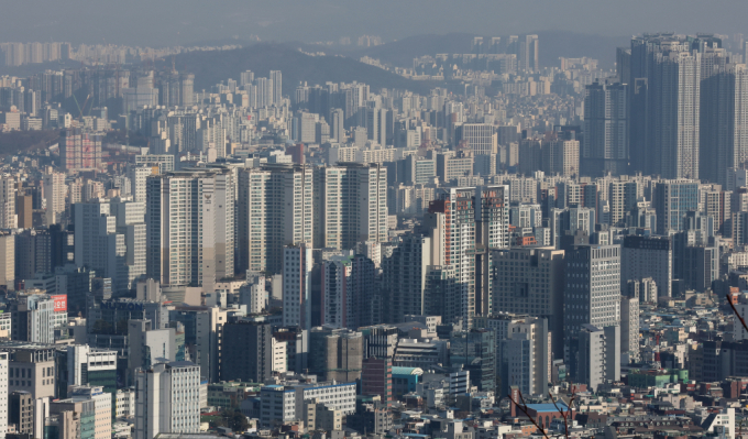 지난달 서울 아파트 매매 거래량이 1000건대에 머무르는 가운데 고강도 대출 규제가 시작되기 전과 비교하면 20%에도 못 미치는 수준이다. 사진은 서울시내 아파트 밀집 지역. /사진=뉴스1