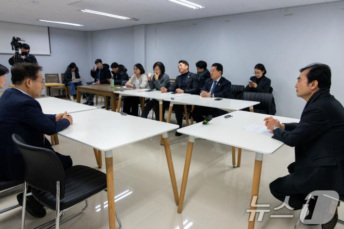 5일 서울 수도방위사령부에서 진행된 '윤석열 정부의 비상계엄 선포를 통한 내란혐의 진상규명 국정조사특별위원회(내란 국조특위)’ 2차 현장조사에서 여인형 전 국군방첩사령관이 불출석한 가운데 안규백 위원장이 회의를 진행하고 있다. 2025.2.5/뉴스1 ⓒ News1 국회사진취재단