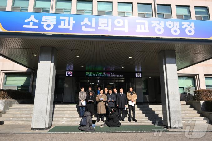 5일 경기 의왕시 서울구치소에서 진행된 ‘윤석열 정부의 비상계엄 선포를 통한 내란혐의 진상규명 국정조사특별위원회(내란 국조특위)’ 2차 현장조사 청문회가 윤석열 대통령 등 증인들이 불출석하면서 파행되자 안규택 위원장을 비롯한 위원들이 브리핑을 하고 있다. 2025.2.5/뉴스1 ⓒ News1 국회사진취재단