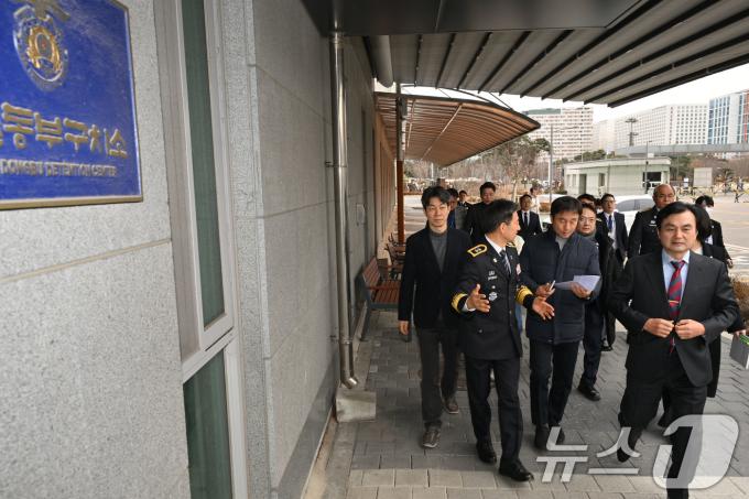 김용현 전 국방부 장관이 5일 서울 송파구 동부구치소에서 열린 ‘윤석열 정부의 비상계엄 선포를 통한 내란혐의 진상규명 국정조사특별위원회(내란 국조특위)’ 2차 현장조사에 모습을 드러내지 않자, 안규백 위원장과 최규철 서울동부구치소장(왼쪽)이 야당 위원들과 함께 비공개 신문을 위해 수감동을 찾아가고 있다. 2025.2.5/뉴스1 ⓒ News1 국회사진취재단