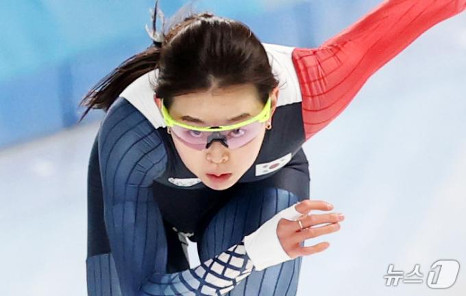 하얼빈 동계아시안게임에 출전하는 대한민국 스피드 스케이팅 김민선이 5일 중국 헤이룽장성 하얼빈 스피드 스케이트 오벌에서 훈련하고 있다. 2025.2.5/뉴스1 ⓒ News1 이승배　기자