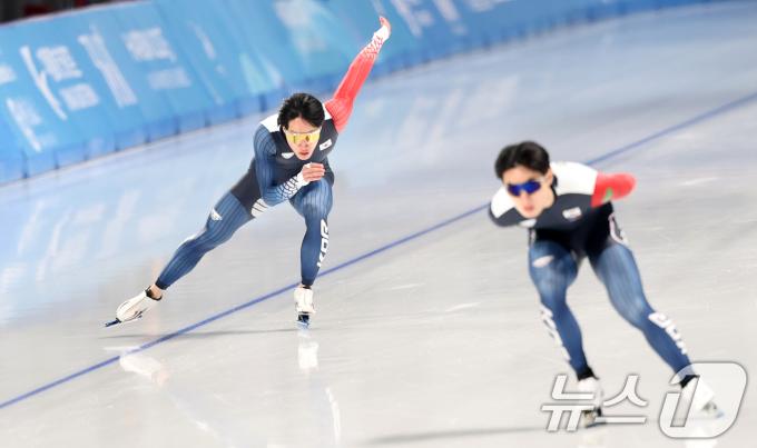 하얼빈 동계아시안게임에 출전하는 대한민국 스피드 스케이팅 대표팀이 5일 중국 헤이룽장성 하얼빈 스피드 스케이트 오벌에서 훈련하고 있다. ⓒ News1 이승배 기자