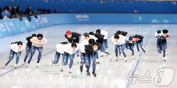 하얼빈 동계아시안게임에 출전하는 대한민국 스피드 스케이팅 대표팀이 5일 중국 헤이룽장성 하얼빈 스피드 스케이트 오벌에서 훈련하고 있다. 2025.2.5/뉴스1 ⓒ News1 이승배 기자