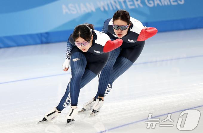 하얼빈 동계아시안게임에 출전하는 대한민국 스피드 스케이팅 대표팀이 5일 중국 헤이룽장성 하얼빈 스피드 스케이트 오벌에서 훈련하고 있다. 2025.2.5/뉴스1 ⓒ News1 이승배 기자