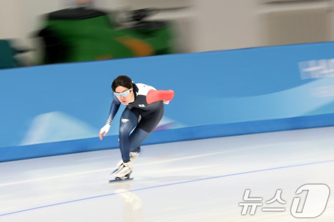 하얼빈 동계아시안게임에 출전하는 대한민국 스피드 스케이팅 차민규가 5일 중국 헤이룽장성 하얼빈 스피드 스케이트 오벌에서 훈련하고 있다. 2025.2.5/뉴스1 ⓒ News1 이승배 기자