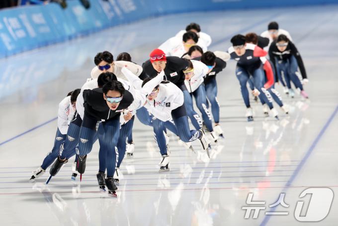 하얼빈 동계아시안게임에 출전하는 대한민국 스피드 스케이팅 대표팀이 5일 중국 헤이룽장성 하얼빈 스피드 스케이트 오벌에서 훈련하고 있다. 2025.2.5/뉴스1 ⓒ News1 이승배 기자