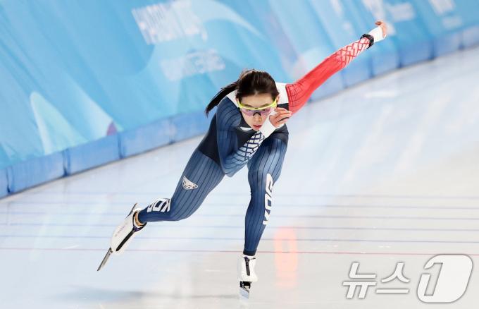 하얼빈 동계아시안게임에 출전하는 대한민국 스피드 스케이팅 김민선이 5일 중국 헤이룽장성 하얼빈 스피드 스케이트 오벌에서 훈련하고 있다. 2025.2.5/뉴스1 ⓒ News1 이승배 기자