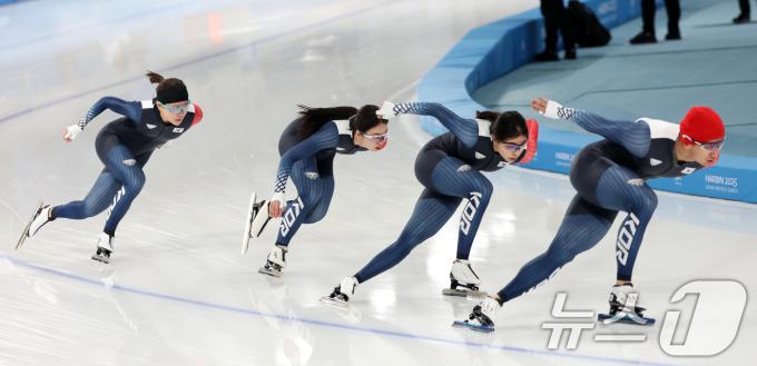 하얼빈 동계아시안게임에 출전하는 대한민국 스피드 스케이팅 대표팀이 5일 중국 헤이룽장성 하얼빈 스피드 스케이트 오벌에서 훈련하고 있다. 2025.2.5/뉴스1 ⓒ News1 이승배 기자