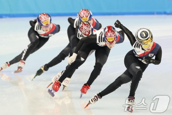 대한민국 쇼트트랙 대표팀이 5일 제9회 하얼빈 동계 아시안게임을 앞두고 중국 헤이룽장성 하얼빈 빙상훈련센터 다목적홀에서 훈련하고 있다. 2025.2.5/뉴스1 ⓒ News1 이승배 기자