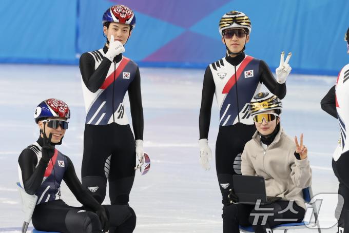 대한민국 쇼트트랙 대표팀이 5일 제9회 하얼빈 동계 아시안게임을 앞두고 중국 헤이룽장성 하얼빈 빙상훈련센터 다목적홀에서 취재진을 향해 포즈를 취하고 있다. 2025.2.5/뉴스1 ⓒ News1 이승배 기자