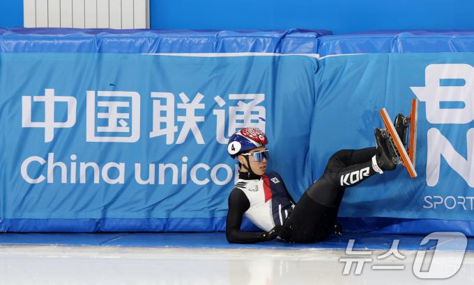 대한민국 쇼트트랙 대표팀 김건우가 5일 제9회 하얼빈 동계 아시안게임을 앞두고 중국 헤이룽장성 하얼빈 빙상훈련센터 다목적홀에서 훈련 중 넘어지고 있다. 2025.2.5/뉴스1 ⓒ News1 이승배 기자