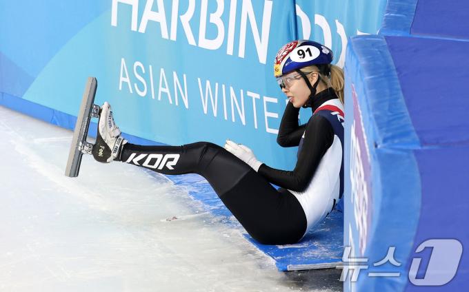 대한민국 쇼트트랙 대표팀 김건희가 5일 제9회 하얼빈 동계 아시안게임을 앞두고 중국 헤이룽장성 하얼빈 빙상훈련센터 다목적홀에서 훈련 중 넘어지고 있다. 2025.2.5/뉴스1 ⓒ News1 이승배 기자