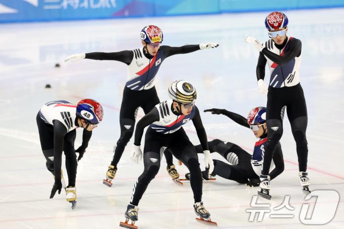 대한민국 쇼트트랙 대표팀 김건우가 5일 제9회 하얼빈 동계 아시안게임을 앞두고 중국 헤이룽장성 하얼빈 빙상훈련센터 다목적홀에서 계주 훈련을 하다 터치 과정에서 넘어지고 있다. 2025.2.5/뉴스1 ⓒ News1 이승배 기자