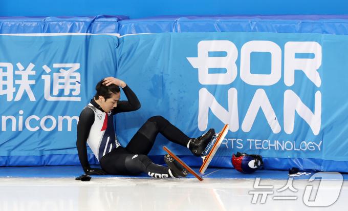 대한민국 쇼트트랙 대표팀 김건우가 5일 제9회 하얼빈 동계 아시안게임을 앞두고 중국 헤이룽장성 하얼빈 빙상훈련센터 다목적홀에서 훈련 중 넘어져 아쉬워하고 있다. 2025.2.5/뉴스1 ⓒ News1 이승배 기자