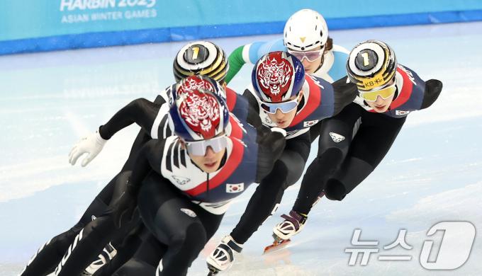 대한민국 쇼트트랙 대표팀이 5일 제9회 하얼빈 동계 아시안게임을 앞두고 중국 헤이룽장성 하얼빈 빙상훈련센터 다목적홀에서 훈련하고 있다. 2025.2.5/뉴스1 ⓒ News1 이승배 기자