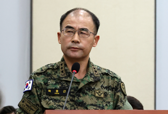 비상계엄 당시 "의원들을 끄집어내라"는 지시를 하지 않았다는 윤석열 대통령과 지시를 받았다는 곽종근 전 육군 특수전사령관이 헌법재판소 탄핵심판 6차 변론기일에서 마주한다.사진은 지난해 12월 서울 여의도 국회에서 열린 국방위원회의 긴급 현안질의에서 의원 질의에 답변하다 잠시 생각에 잠긴 곽종근 전 특수전사령관. /사진=뉴시스
