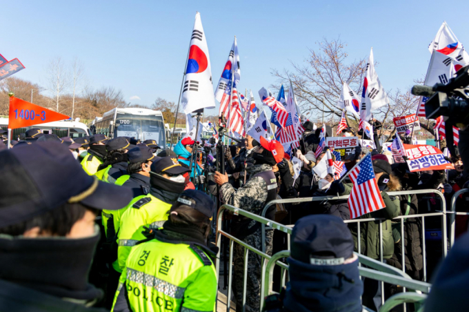  도널드 트럼프 미국 대통령이 윤석열 대통령 탄핵과 관련해서 관심이 없다는 전문지 분석이 나왔다. 경기 의왕시 서울구치소 인근에서 윤 대통령 지지자들이 집회를 이어나가는 모습./사진=뉴시스