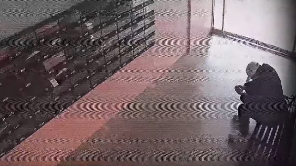 아파트 현관 벤치에 앉아 있다 쓰러진 남성에게 심폐소생술을 실시해 구한 소식이 전해졌다. 사진은 추운 겨울 아파트 현관 벤치에 앉아 있던 남성의 모습. /사진=유튜브 채널 '대한민국 경찰청' 캡처