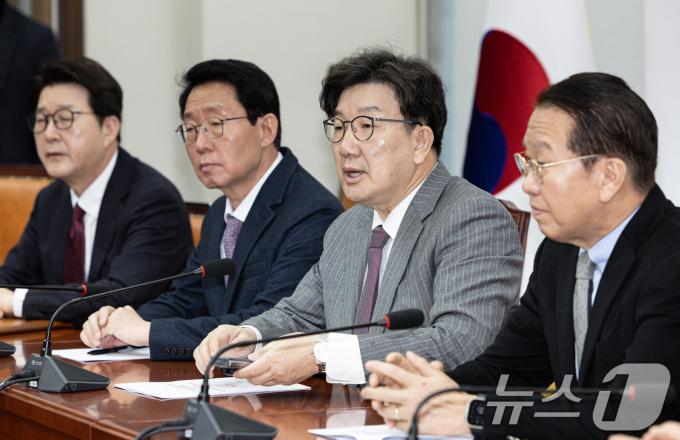 권성동 원내대표가 6일 오전 서울 여의도 국회에서 박한신 제주항공 여객기 참사 유가족 대표를 비롯한 유가족들과 면담을 하고 있다. 2025.2.6/뉴스1 ⓒ News1 이재명 기자