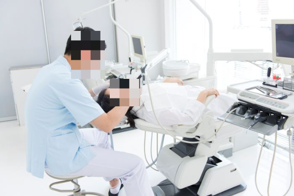 임플란트를 위해 치과를 찾은 60대 여성이 갑작스러운 심정지로 사망했다. 사진은 기사와 직접적인 관련이 없는 치과 진료 중인 모습. /사진=이미지투데이