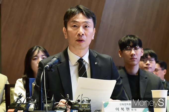 사진은 6일 서울 여의도 한국거래소에서 '한국 증시 발전을 위한 열린 토론'에 참석한 이복현 금융감독원장. /사진=임한별 기사