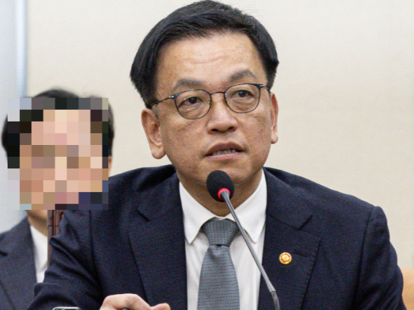 최상목 대통령 권한대행은 윤 대통령이 건넨 '쪽지' 내용을 확인하지 않았다고 밝혔다. 사진은 최상목 대통령 권한대행 부총리 겸 기획재정부 장관이 6일 오전 서울 여의도 국회에서 열린 윤석열 정부의 비상계엄 선포를 통한 내란 혐의 진상규명 국정조사특별위원회 제3차 청문회에서 의원 질의에 답변하고 있는 모습. /사진=뉴스1