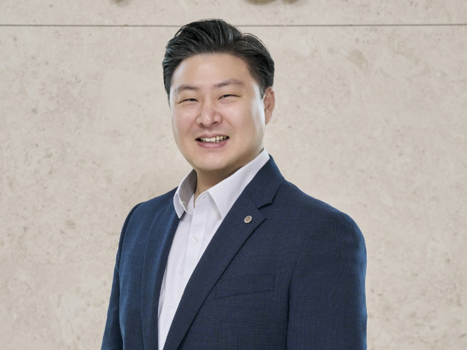 패션그룹형지의 계열사인 형지엘리트와 까스텔바작, 형지I&C가 강화되는 상장유지 조건 중 시가총액 기준에 신경을 써야 하는 숙제를 안았다. 사진은 최준호 패션그룹형지 부회장. /사진=패션그룹형지