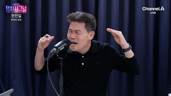 전한길씨가 다음달 1일까지만 집회에 나설 것이라고 밝혔다. 사진은 채널A 라디오 '정치시그널'에 출연한 전한길 강사의 모습. /사진=유튜브 채널 '채널A' 캡처