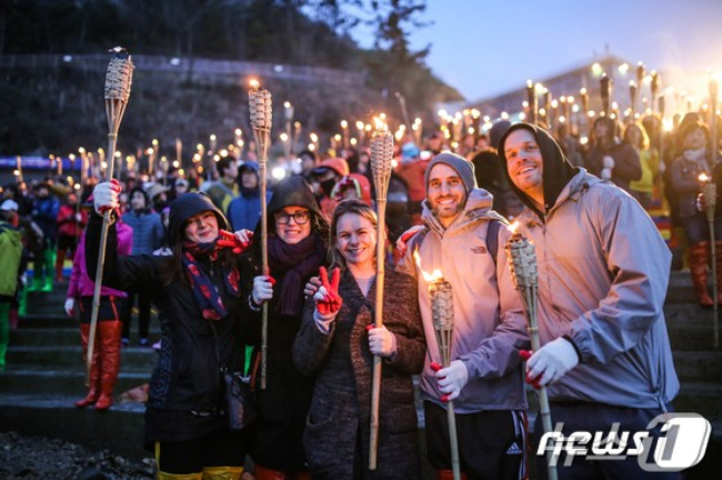 진도 신비의 바닷길 축체에서 외국인들이 체험행사를 즐기고 있다./뉴스1