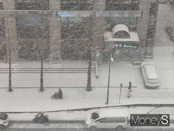 서울, 인천 전역과 경기도 대부분 지역 등에 대설주의보가 내려졌다. 사진은 서울에 대설주의보가 발령된 6일 오후 서울 중구 청계천로 인근에서 시민들이 눈을 맞으며 발걸음을 옮기고 있는 모습. /사진=김다솜 기자