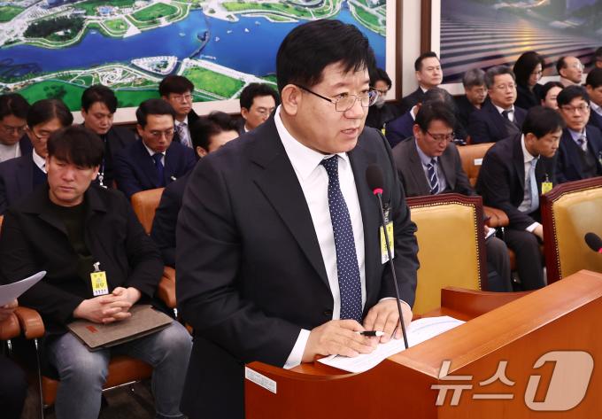 이호영 경찰청장 직무대행이 6일 오전 서울 여의도 국회에서 열린 12.29 여객기 참사 진상규명과 피해자 및 유가족 피해구제 특별위원회 전체회의에서 현안보고를 하고 있다. 왼쪽 앞줄은 박한신 유가족협의회 대표. 2025.2.6/뉴스1 ⓒ News1 김민지 기자