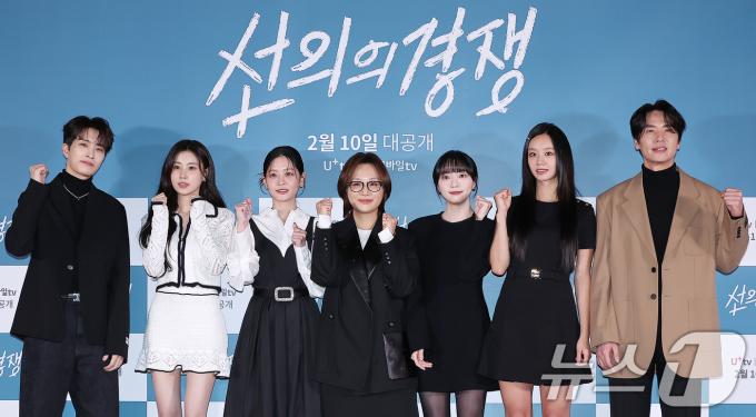 갓세븐 영재(왼쪽부터), 배우 강혜원,정수빈, 김태희 감독, 배우 오우리, 이혜리, 김태훈이 6일 서울 용산구 CGV 용산아이파크몰에서 열린 STUDIO X+U 드라마 '선의의 경쟁' 언론시사회에 참석해 포즈를 취하고 있다. '선의의 경쟁'은 살벌한 입시 경쟁이 벌어지는 대한민국 상위 1% 채화여고에 전학 온 ‘슬기’에게 각자의 욕망을 드러내는 친구들, 그리고 수능 출제 위원이었던 아버지의 의문사를 둘러싼 미스터리 걸스릴러로 오는 10일 U+tv와 U+모바일tv를 통해 공개된다. 2025.2.6/뉴스1 ⓒ News1 김진환 기자