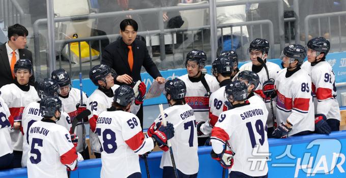 4일 오후 중국 헤이룽장성 하얼빈 아이스하키 아레나에서 열린 하얼빈 동계아시안게임 남자하키 예선 A조 대한민국과 중국의 경기에서 김우재 대한민국 하키 대표팀 감독이 작전지시하고 있다. 2025.2.5/뉴스1 ⓒ News1 이승배 기자