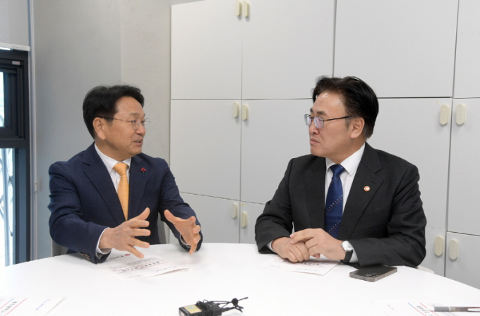 강기정 광주시장이 6일 오전 광주AI집적단지 내 국가AI데이터센터에서 유상임 과학기술정보통신부 장관과 만나 환담을 나누고 있다./사진=광주시