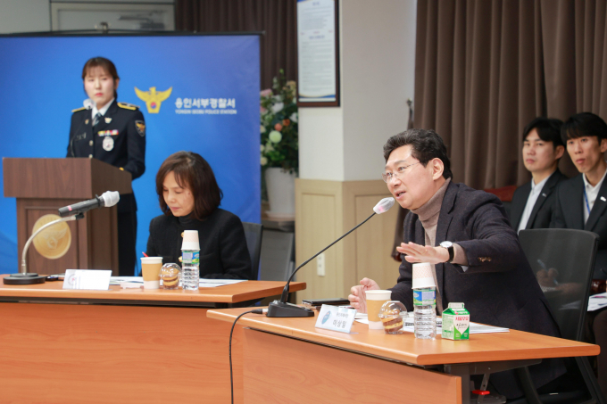 이상일 용인특례시장(앞줄 오른쪽)이 6일 용인서부경찰서에서 열린 '제10회 안전문화살롱' 정기회의에 참석해 의견을 말하고 있다. /사진제공=용인특례시