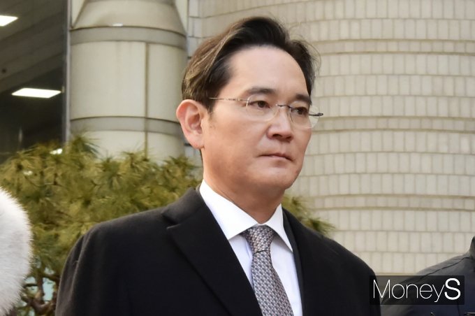 이재용 삼성전자 회장이 3일 서울 서초구 서초동 서울중앙지방법원에서 진행된 '회계부정·부당합병' 관련 항소심 선고 공판을 마친 후 법정을 나서고 있다.  /사진=임한별 기자