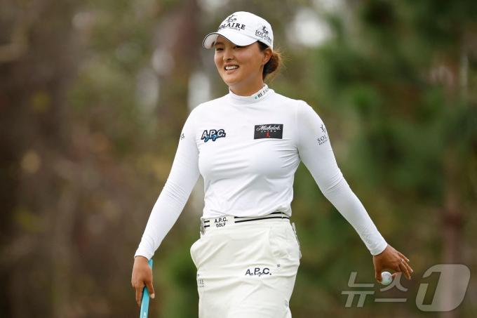 고진영이 LPGA투어 파운더스컵 2라운드에서 단독 선두에 나섰다. ⓒ AFP=뉴스1