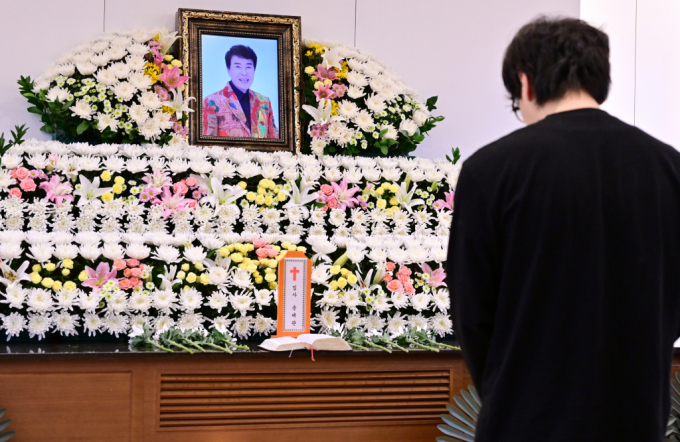 갑작스럽게 세상을 떠난 가수 고 송대관을 향한 추모의 물결이 이어지고 있다. 사진은 '국민 트로트 가수' 故 송대관의 빈소. /사진=사진공동취재단.