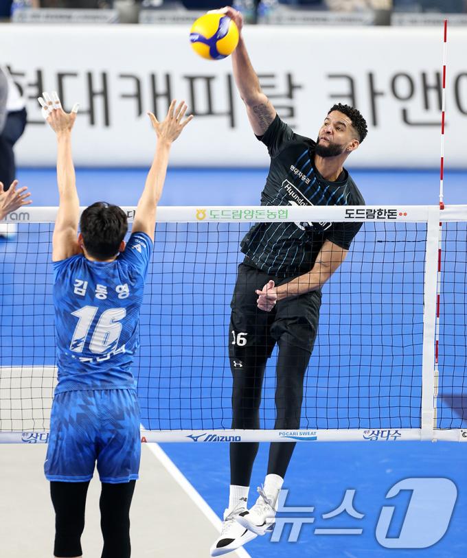 8일 천안 유관순체육관에서 열린 프로배구 도드람 V리그 현대캐피탈과 한국전력의 경기에서 현대캐피탈 레오가 공격하고 있다. (현대캐피탈 배구단 제공) 2025.2.8/뉴스1