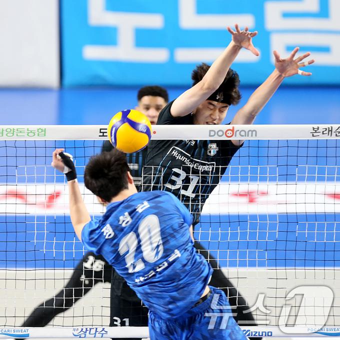 8일 천안 유관순체육관에서 열린 프로배구 도드람 V리그 현대캐피탈과 한국전력의 경기에서 현대캐피탈 정태준이 블로킹을 하고 있다. (현대캐피탈 배구단 제공) 2025.2.8/뉴스1