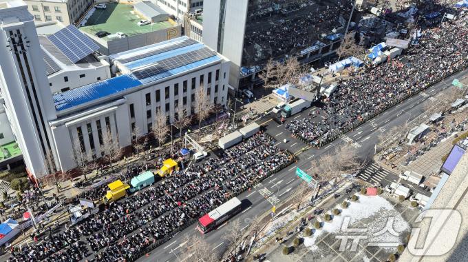 윤석열 대통령 지지자 등 보수단체 회원들이 8일 오후 서울 종로구 동화면세점 앞 세종대로 일대에서 윤 대통령 탄핵 반대 집회를 하고 있다. 2025.2.8/뉴스1 ⓒ News1 장수영 기자