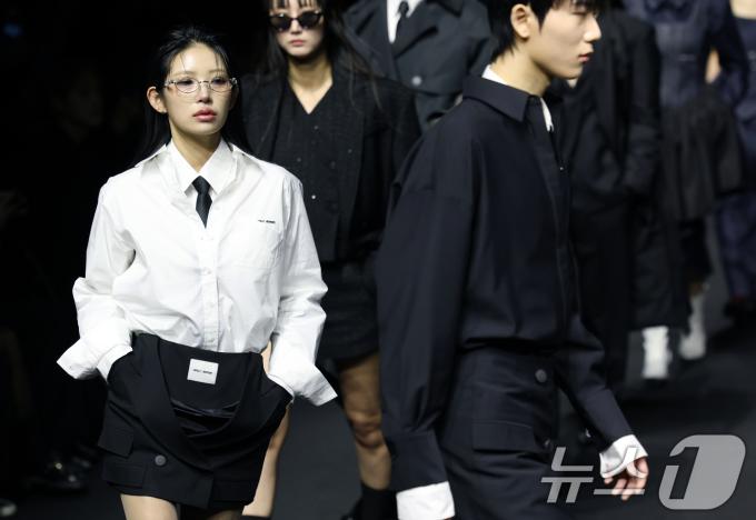 ‘故 최진실 딸’ 최준희가 7일 서울 중구 동대문디자인플라자(DDP)에서 열린 ‘2025 F/W서울패션위크’ ‘데일리미러’ 컬렉션에서 런웨이를 하고 있다. 2025.2.7/뉴스1 ⓒ News1 권현진 기자