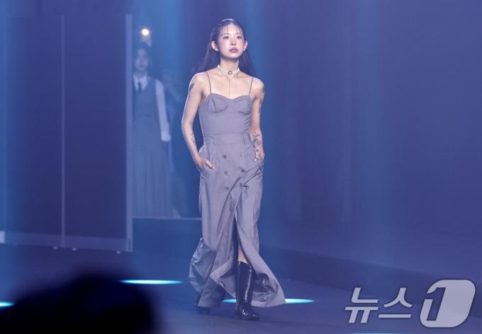 배우 고(故) 최진실 씨의 딸이자 인플루언서로 활동중인 최준희 씨가 10일 오후 서울 송파구 비타500아프리카콜로세움에서 열린 '뉴뉴컬렉션&콘테스트'에서 런웨이를 걷고 있다. 2024.8.10/뉴스1 ⓒ News1 구윤성 기자