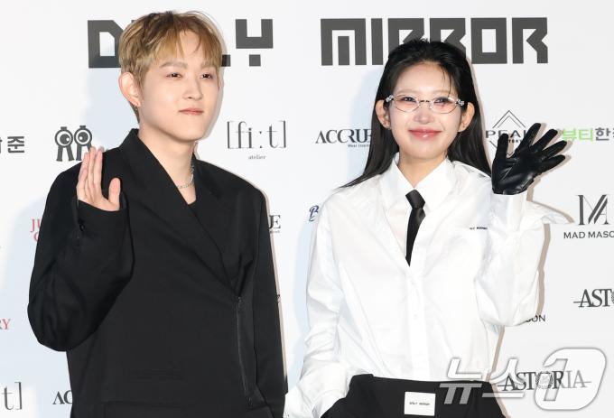 가수 최환희(활동명 지플랫)가 7일 서울 중구 동대문디자인플라자(DDP)에서 열린 ‘2025 F/W서울패션위크’ ‘데일리미러’ 컬렉션에 참석해 모델로 변신하는 친동생 최준희(오른쪽)를 응원하고 있다.