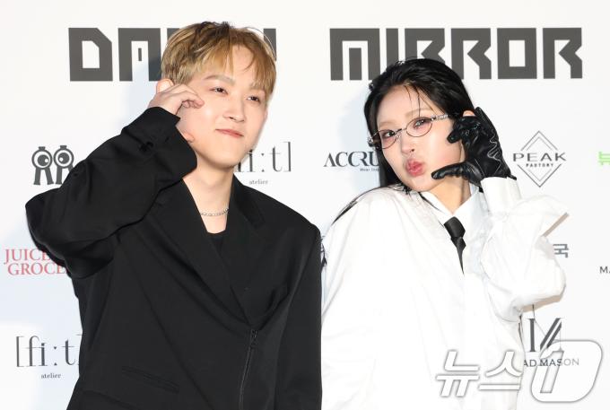 ‘故 최진실 자녀’ 최환희(활동명 지플랫)와 최준희(오른쪽)가 7일 서울 중구 동대문디자인플라자(DDP)에서 열린 ‘2025 F/W서울패션위크’ ‘데일리미러’ 컬렉션에서 볼 하트 포즈를 취하고 있다. ⓒ News1 권현진 기자