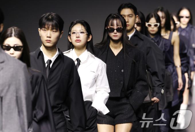 ‘故 최진실 딸’ 최준희(왼쪽 세번째)가 7일 서울 중구 동대문디자인플라자(DDP)에서 열린 ‘2025 F/W서울패션위크’ ‘데일리미러’ 컬렉션에서 모델로 변신해 런웨이를 하고 있다. ⓒ News1 권현진 기자