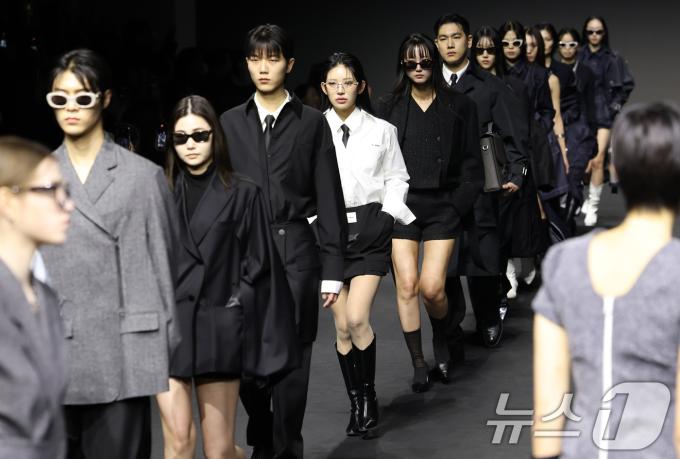 ‘故 최진실 딸’ 최준희(가운데)가 7일 서울 중구 동대문디자인플라자(DDP)에서 열린 ‘2025 F/W서울패션위크’ ‘데일리미러’ 컬렉션에서 모델로 변신해 피날레를 하고 있다. ⓒ News1 권현진 기자