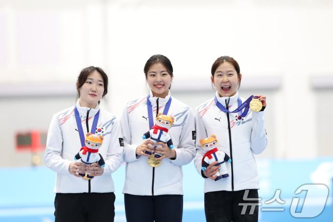 [뉴스1 PICK] 하얼빈AG 여자 빙속 팀 스프린트 '金' 초대 챔피언 등극